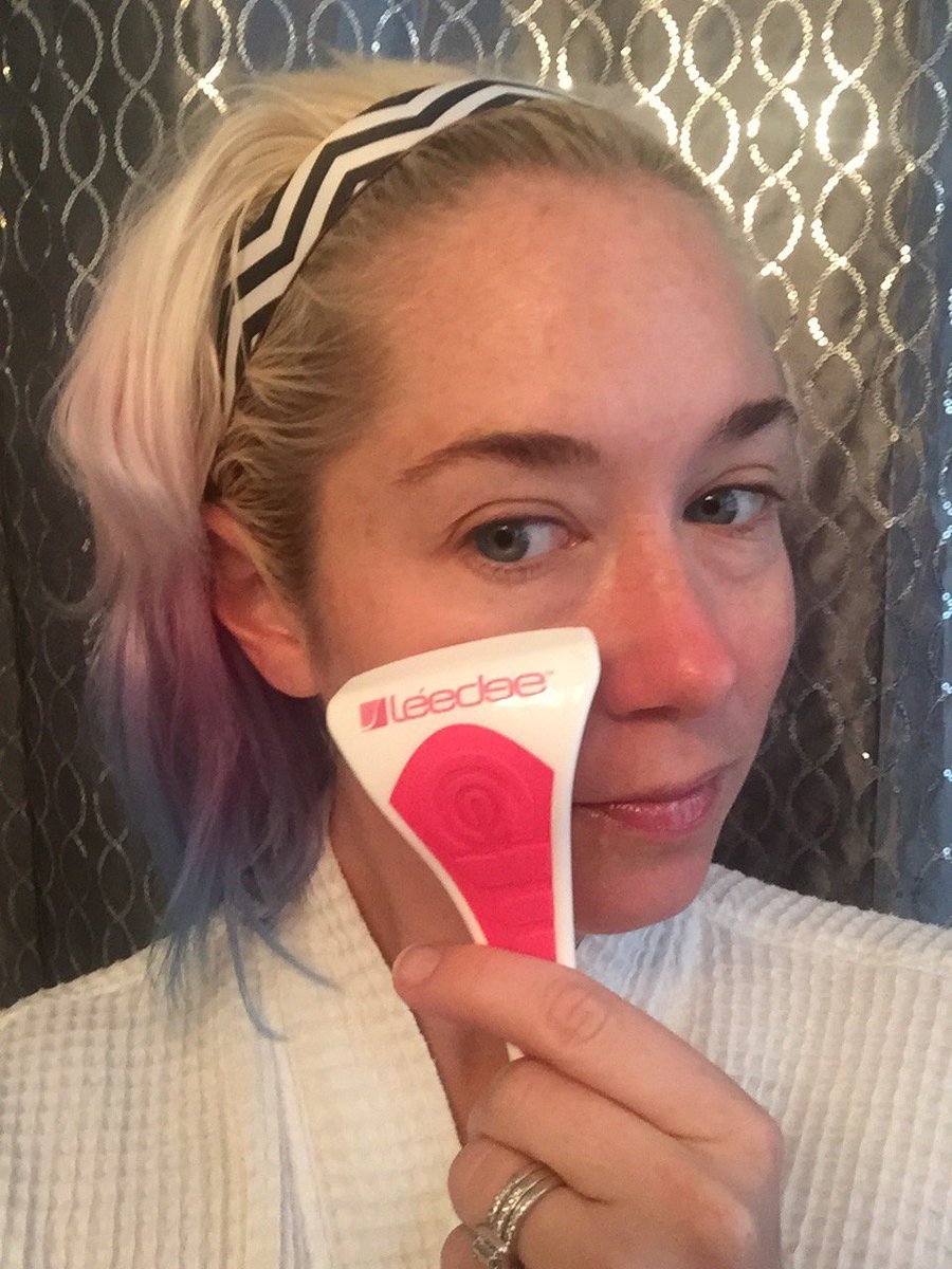 sunnyband's tweet photo. So impressed with the @LeEdgeUSA exfoliator I used! The skin removed was  crazy! #leedgetool NO chemicals needed. 
https://t.co/zR5JE4kwYi https://t.co/DrTxCGs7xT