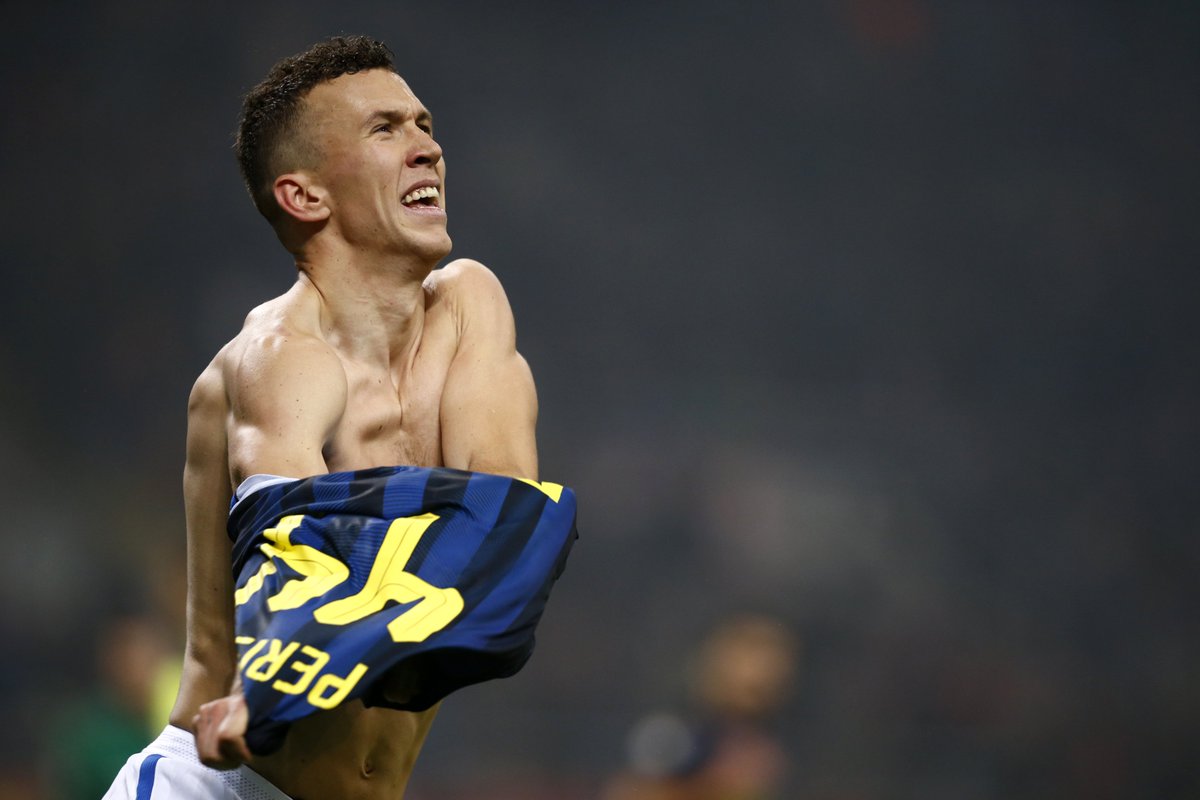 When you score a last-gasp equaliser in the Milan derby...

Ivan Perišić ⚽️💪 #UEL