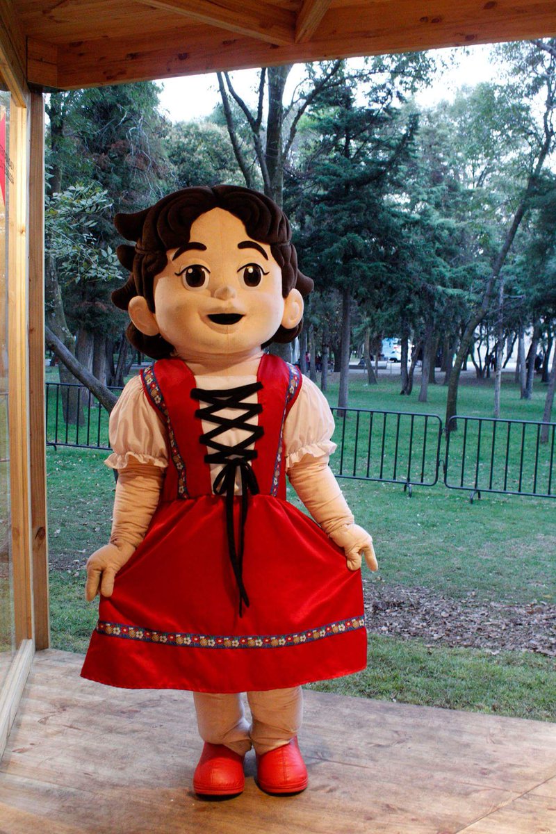 mariecheri's tweet photo. ¡Por fin conocí la #CasaDeSuiza #CDMX!
#Suizeando desde el #PaseoDeReforma con la vaca #HappyLilly y #Heidi
#SuizaEsTuCasa https://t.co/Sji2PClUKr