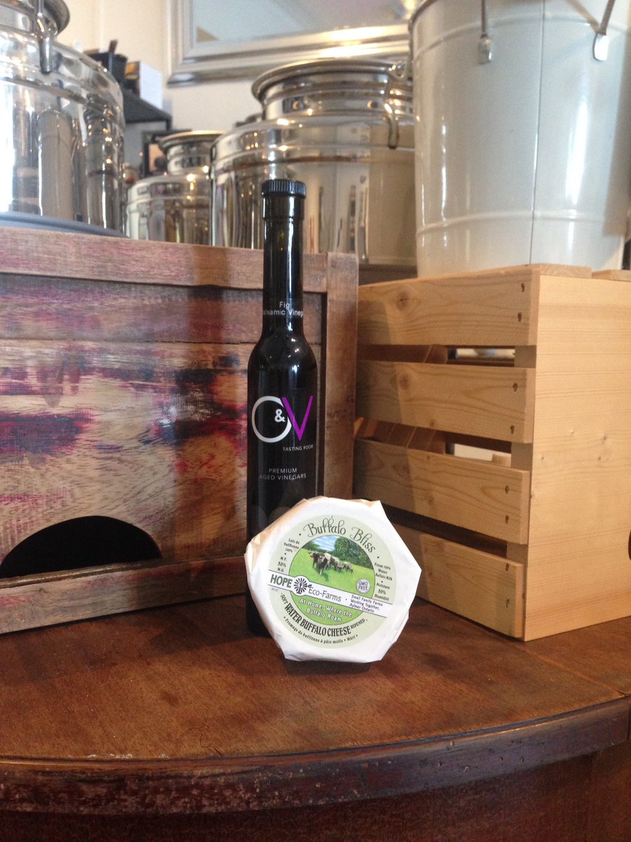 ErniesRoadHouse's tweet image. Challenge on!! Buffalo Brie and Fig Balsamic...what will they make?! @OandVTaste @HespelerBuzz #Cbridge #chefschallenge