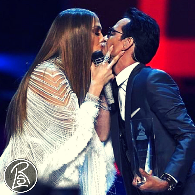 RadioLatinStyle's tweet photo. Eh vabbè! 😱
Come ben sapete, ai #LatinGrammy è successo (anche) questo: @MarcAnthony e @JLo! #BesoEffect 😘 https://t.co/rswsnFU3Qg