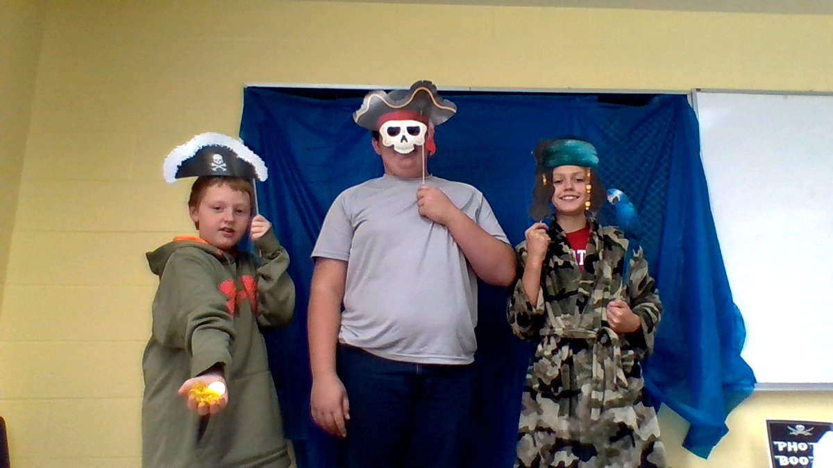 HapnerELA's tweet photo. A2: #brp #fmsteach #hapnerela To show the holiday in the story and the characters in the story https://t.co/DRLzQCwjnS