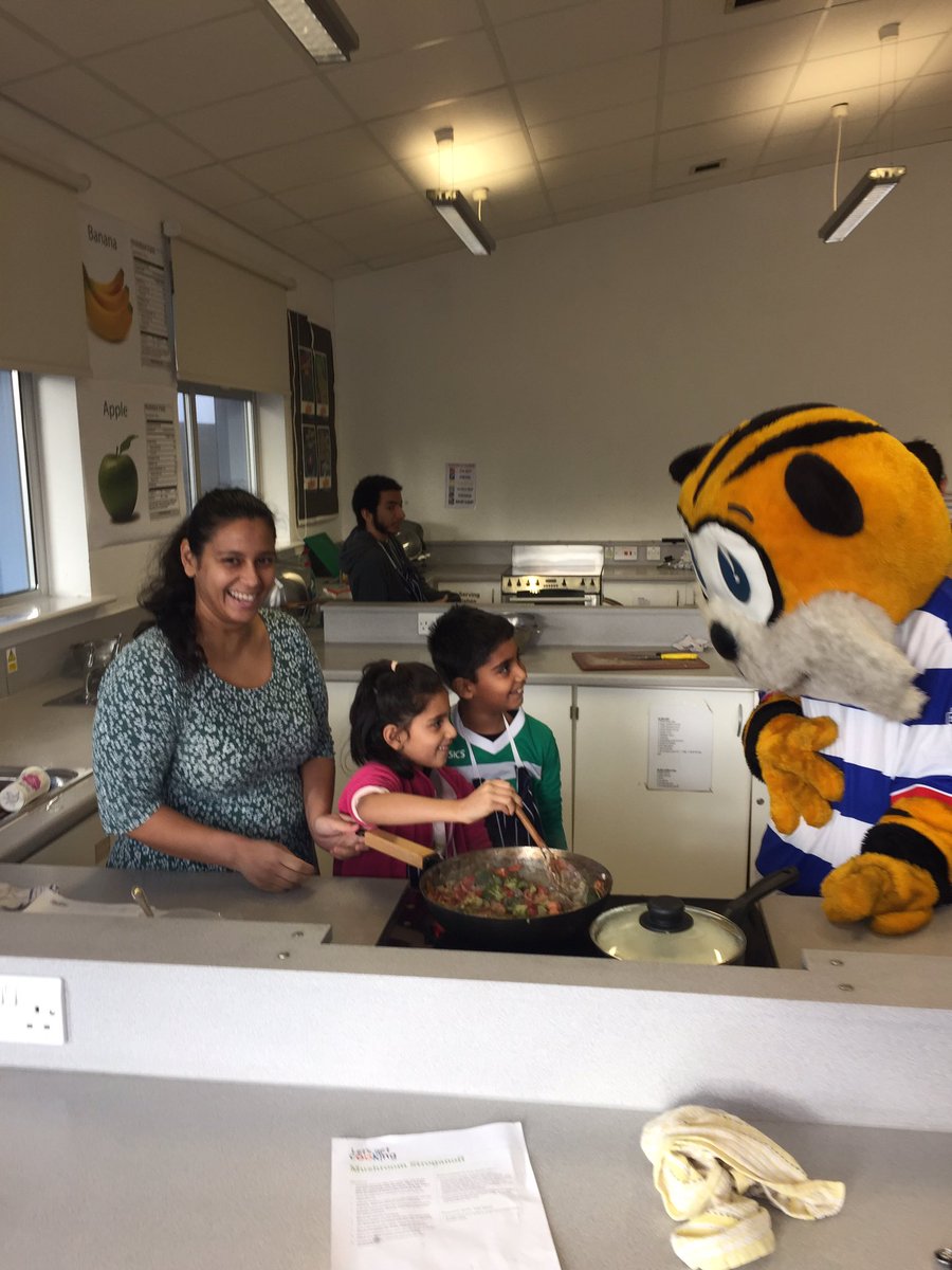 QPRHealthStars's tweet photo. Great session at QPR HHHF this weekend where @heartresearchuk paid the project a visit and our families were invited to the game! #health https://t.co/dIpWQqqycu