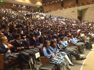 El #TeatroBenjamínCarrión recibe a colegios de Loja en la presentación de "Serva Padrona", de Beatríz Parra, en @fiavl2016 #ElArteViveEnLoja