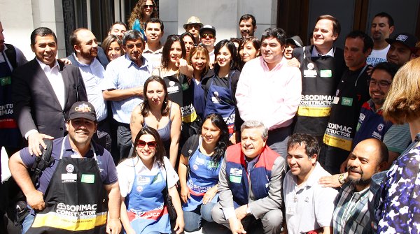 camila_vallejo's tweet photo. Hoy junto a  un grupo transversal de parlamentarios entregamos nuestro total respaldo a @sindicatohomece en huelga legal. https://t.co/hZskEvs63A
