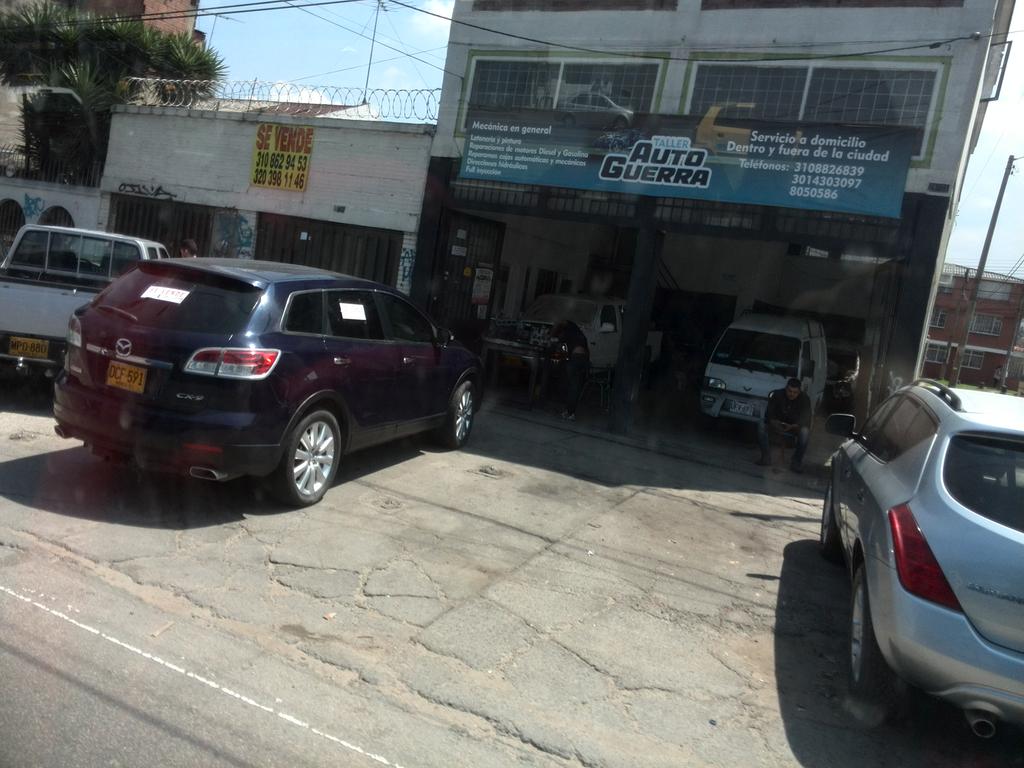 BestiasDriving's tweet photo. Ah #Bestia! Ni supimos cuando el comercio se tomó #AndenesParaPeatones y los desapareció de la AvBoyX74, sin que alguna autoridad haga algo! https://t.co/uugLARvJPj