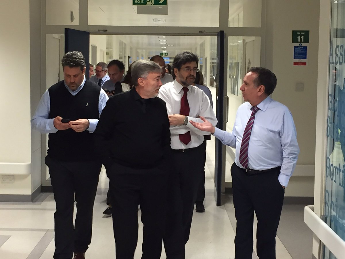 ARGinUK's tweet photo. #ArgUKScience Viajamos en tren hasta #Stevenage para conocer el campus/ lab. de @GSK y auspiciar reuniones c/ el @Min_Ciencia Lino Barañao https://t.co/ohjR1IFRwl