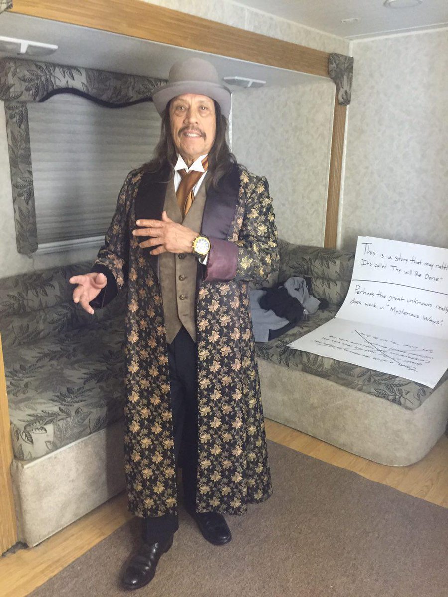 Like my new look? On set of "Tales from the Crib" yesterday! #TalesfromtheCrib https://t.co/vqNLQqghvF