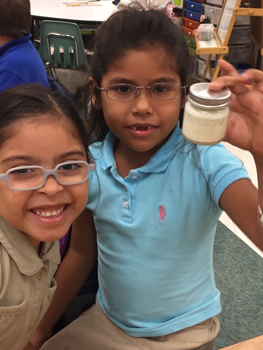leeloCPE1's tweet image. Making butter!What changes do you see?-#lifelongago @blackbearsroar @collierschools @CollierScience