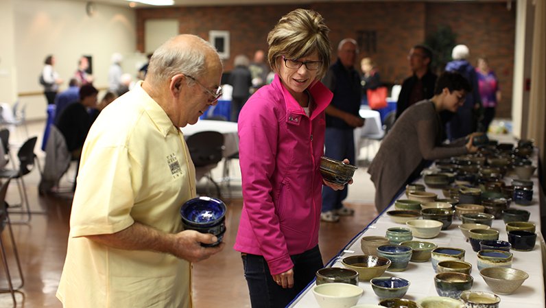 millikinminute's tweet photo. #Millikin art students give back to community with Empty Chili Bowl Fundraiser https://t.co/FJdYVCnFsx https://t.co/xAdYPjMFQw