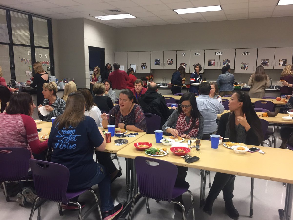 KristiCombs15's tweet image. JC faculty tailgate #proudtobeajet #mcslearn #mcsConnect