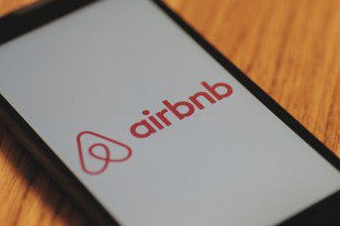 Merca20's tweet photo. Airbnb quiere lograr acuerdos con 700 ciudades sobre el mercado turístico - https://t.co/xVoy55LXlk https://t.co/kRj0vkcyln