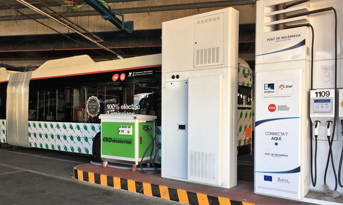 mtl_lium's tweet image. #SCEWC16 : visiting Barcelona's electric bus'central: charging hubs, control room #smartcities #Transportation