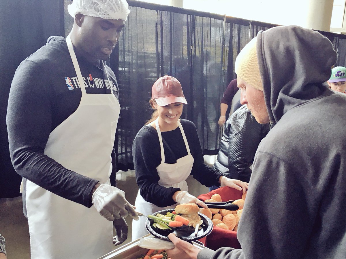 Nearly 200 volunteers will help serve over 3,000 meals today. 🌽🍽🍗#DoingGood https://t.co/ebg3sAgY0B