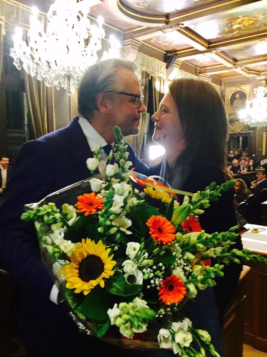 PhilipHeylen's tweet image. Bloemen voor Caroline: ze heeft net de eed afgelegd als schepen van de stad #Antwerpen! Proficiat, @bastiaenscarol #gemra