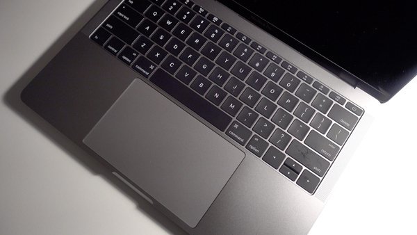 prostomac's tweet photo. Владельцы новых MacBook Pro начали жаловаться на тачпад
https://t.co/XRx9SnMl5z https://t.co/u1f0vkgPba