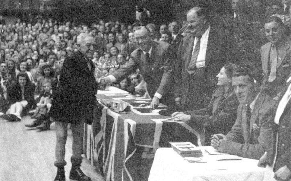 Laurel And Hardy Laurelandhardy Judged The Knobbly Knees Contest At Butlins Skegness In June 1947 In Fact They Performed There Twice A Day For 6 Days T Co Rl0e9knjwg Twitter