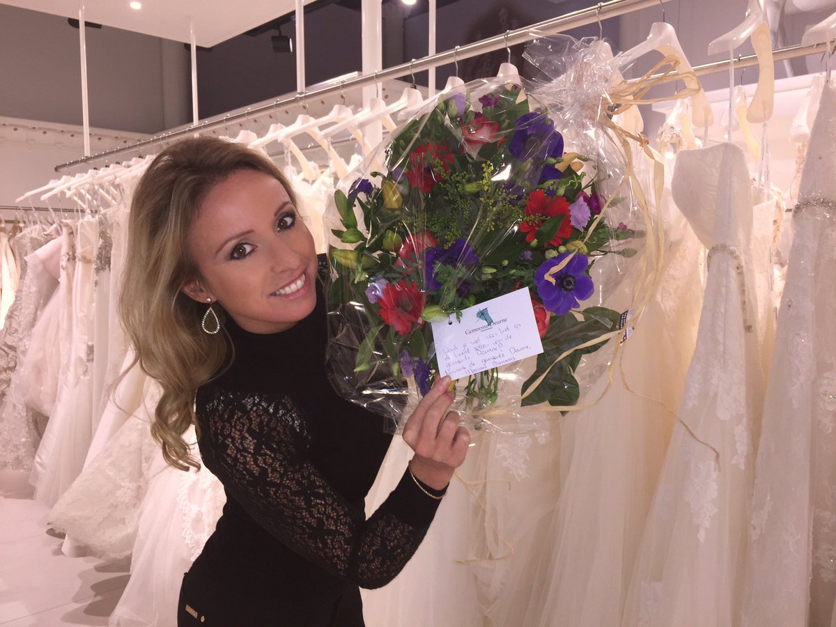 ramonapoels's tweet photo. Blij verrast door het bezoek van Wethouder Dhr. Biemans van de Gemeente Deurne. #deurneopdekaart #trouwjurk #sayyestothedress #koonings https://t.co/9GrgZYlQi7