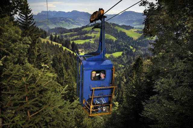 News_Luzern's tweet photo. Die #Seilbahn in #Romoos wird im Sommer 2017 nach über 50 Jahren stillgelegt: https://t.co/9UqgcgwGfa https://t.co/FAxiy0v71F