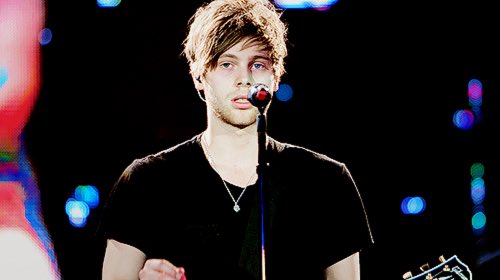AusSquad5SOS's tweet photo. He really needs to just stop #LukeHemmingsTuesday #mtvstars5SOS https://t.co/mYGC0wxE7w