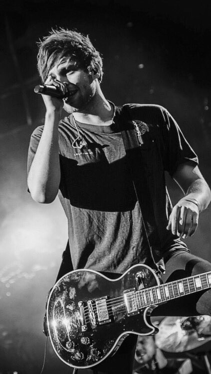 AusSquad5SOS's tweet photo. He really needs to just stop #LukeHemmingsTuesday #mtvstars5SOS https://t.co/mYGC0wxE7w