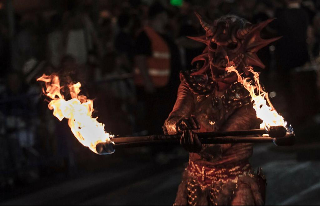 Pyros_spc's tweet image. A partir de las 18:00 estaremos participando en los #morosycristianosdelperello Tenemos una sopresa que podréis ver durante el desfile.