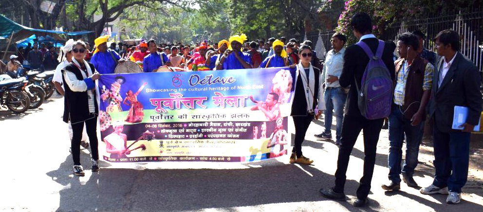 VisitJharkhand's tweet photo. रांची में चल रहे  ‘ओक्टेव 2016’ मेला के तीसरे दिन झारखंडी एवं पूर्वोत्तर कलाकारों ने राजधानी की सड़कों पर अपने पारंपरिक नृत्य की छटा बिखेरी https://t.co/ueZPAweLmL