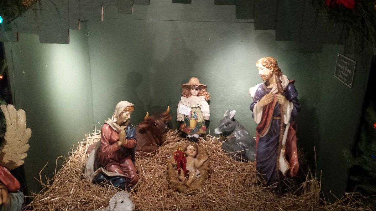 CREEPYDOLLinBS's tweet photo. At least someone else placed IRON MAN..... #tisstheseason #hollyjolly #MangerThings https://t.co/0BJFNP2QGv
