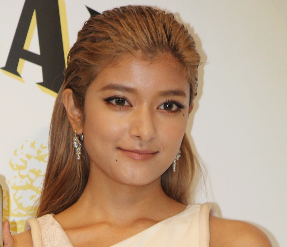 有田哲平さん 一般女性と結婚 ローラさんとの 熱愛報道 を振り返るじぇい