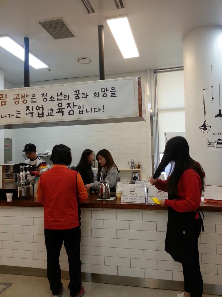 성남시다문화가족지원센터 중도입국청소년 바리스타 교육생들이 중원청소년수련관에서 지역주민과 함께 하는 무료커피시음회를 하고 있습니다. 자라나는 청소년들이 멋진 꿈을 키우길 바래요^^#성남시#가족여성과