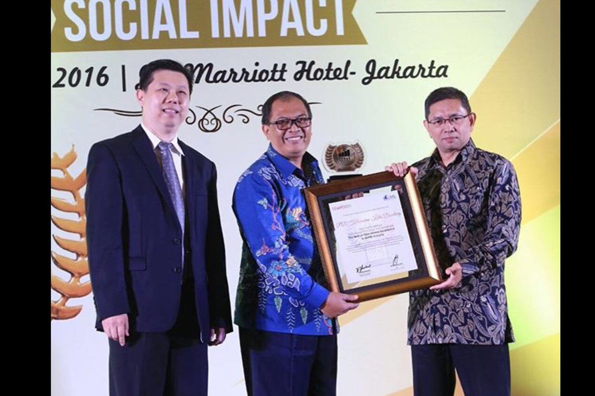 ridwankamil's tweet photo. PD Kebersihan Kota Bandung meraih Award ut manajemen operasional BUMD terbaik seIndonesia. Diterima ol Wakil Walikota. cc @pdkebersihanbdg https://t.co/mdzK5sa5Bl