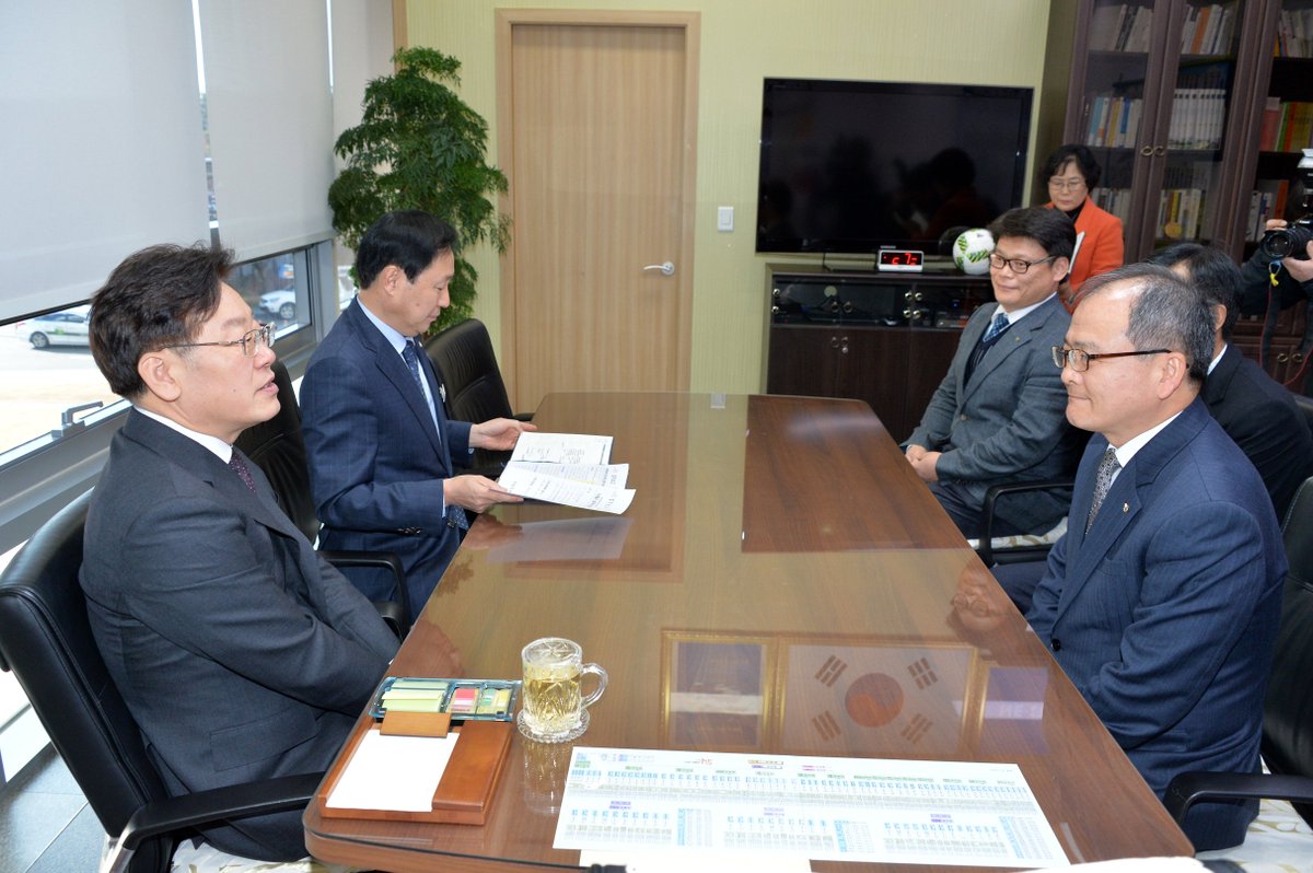 NH농협은행(주) 성남시지부(지부장 이봉의)에서 #성남시 저소득층 및 사회복지시설에 전달해 달라며 쌀10㎏ 2100포(5000만원상당)를 기탁해 주셨습니다. 매년 이웃돕기에 적극적으로 동참해 주셔서 진심으로 감사드립니다^^