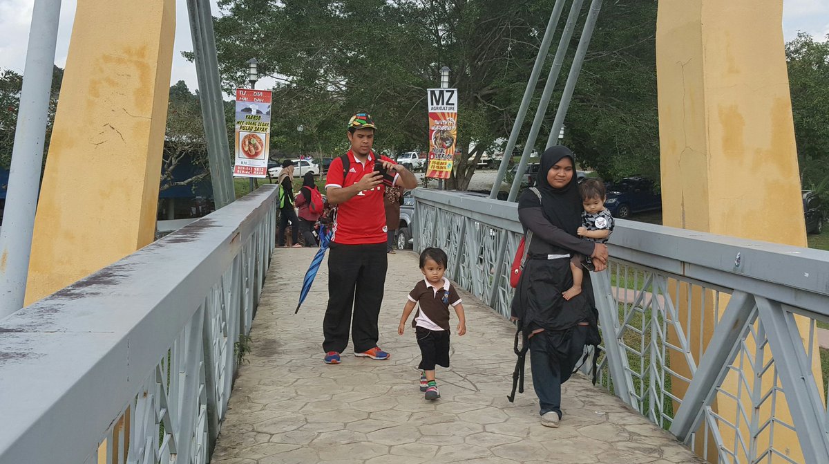 MyCebuCare's tweet photo. amboiii... adik ni masih kuat jalan, katanya nak gi Umah Tenganu #Maha2016 https://t.co/Ya8542o3Sm