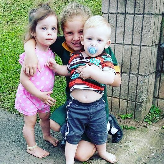 TitsyTee's tweet photo. My beautiful family #cuzzielove #Jnr #Summer #Kate https://t.co/LC8FM8oXCZ