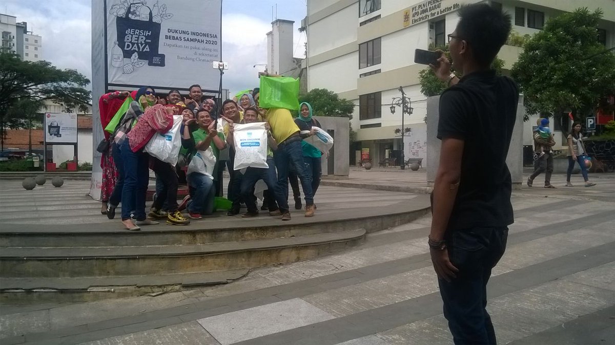 Gerakan Pungut Sampah @ Taman Cikapundung bersama <a href="/IndosatCare/">Indosat Care</a> <a href="/Indosat_Bandung/">Indosat Bandung</a>  Terima Kasih Indosat #selasa