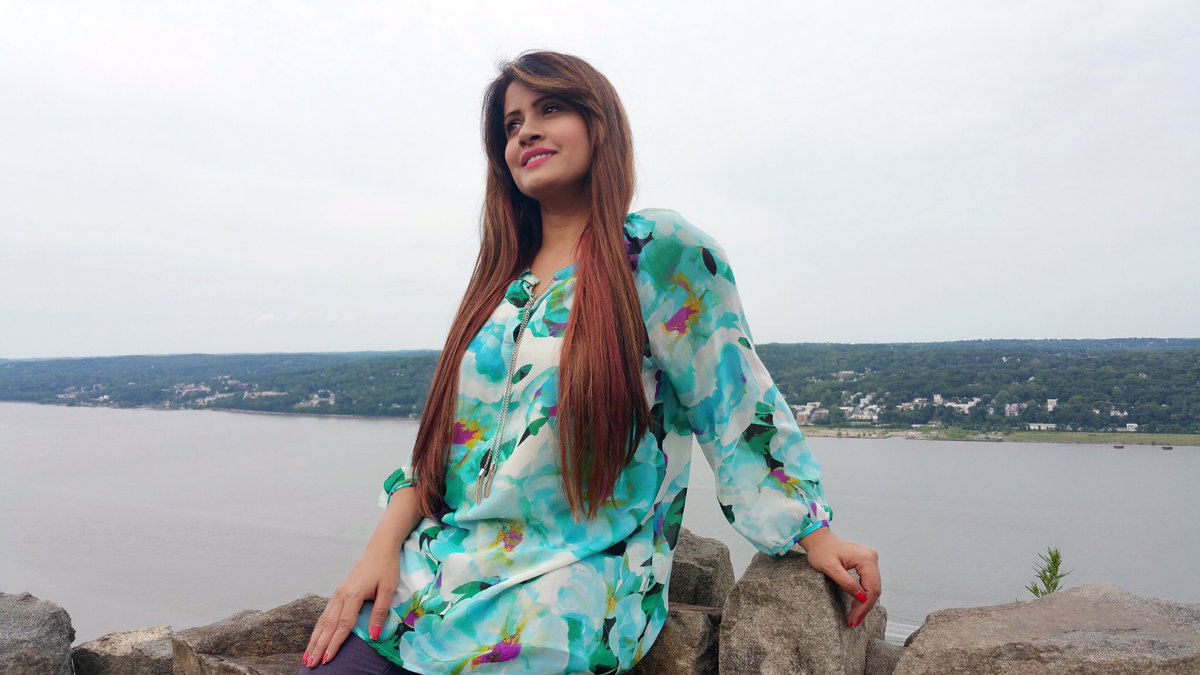 1MissPooja's tweet photo. I want to fly like a butterfly around this beautiful world , till the last frame of my life ........ https://t.co/XNmYUPUSMW