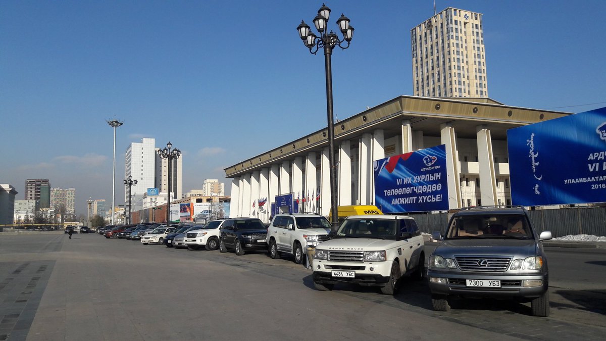 Хуримын машиныг 2хон минутад ачдаг нөхдүүд хурлын машинуудыг бол барахгүй л юм байна.