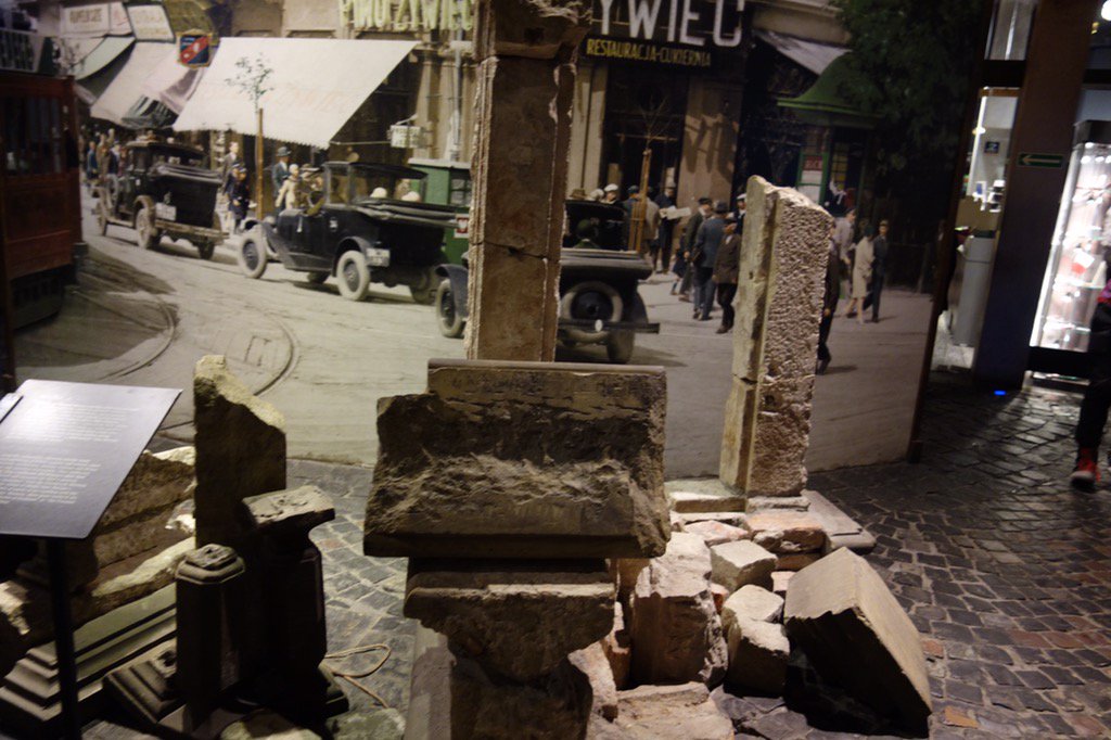 Sibasenn1 ワルシャワ蜂起博物館見学 1944年8月1日17時00分 ドイツ軍に対しポーランド人が一斉蜂起 した63日間のたたかい これらを展示する圧巻の博物館 小中高生もいっぱい見学 ポーランド人の誇りを感じる 日本でも戦時中反戦運動があった Sibasenn1 ワルシャワ蜂起博物館見学 1944年8月1日17時00分 ドイツ軍に対しポーランド人が一斉蜂起 した63日間のたたかい これらを展示する圧巻の博物館 小中高生もいっぱい見学 ポーランド人の誇りを感じる 日本でも戦時中反戦運動があった