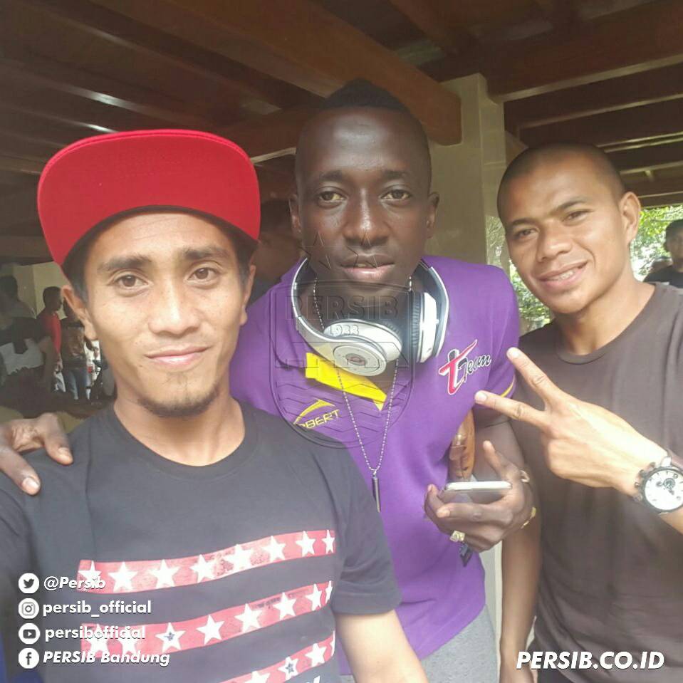 persib's tweet photo. Senangnya ketemu teman lama #PERSIB #PERSIBSalawasna https://t.co/Wud6wyV00w