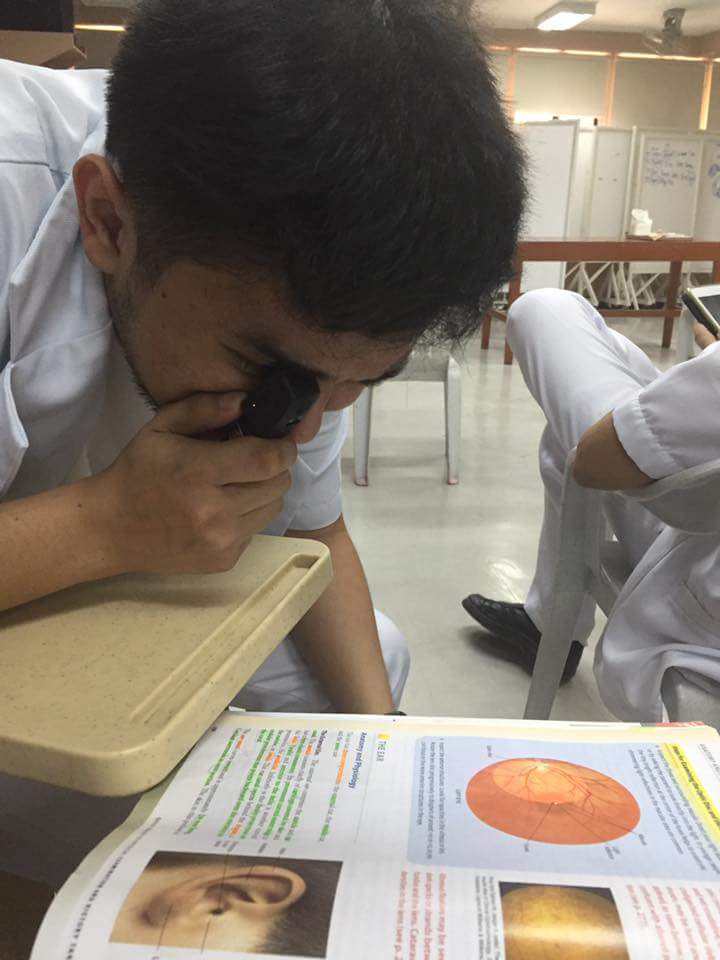 kingsley_ko's tweet image. When you're desparate #Fundoscopy #FindTheOpticDisc
@gracieolivar @dramax3  @maartistMD