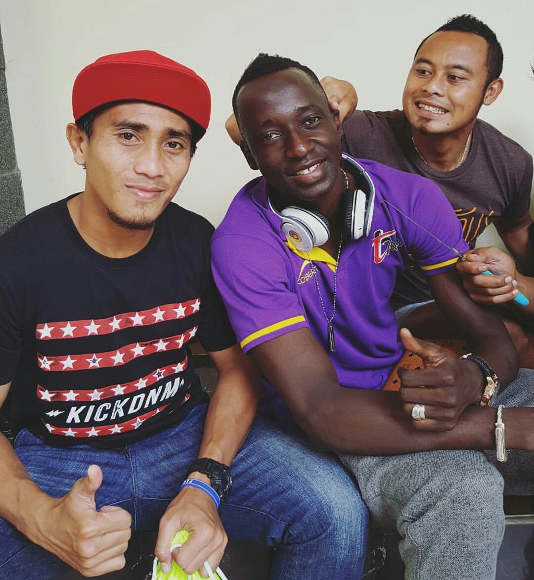 LalajoPersib's tweet photo. Si "mantan" Makan Konate temu kangen #PERSIB di rumah Umuh. 😁 https://t.co/wCtIiajbNj