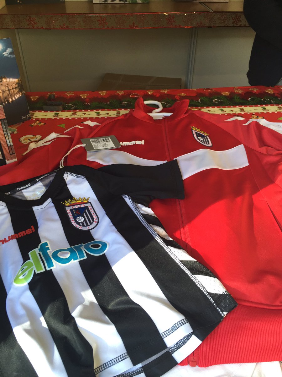 estupendissimo's tweet photo. EXTRA!! tu camiseta del @CDBadajoz en @estupendissimo. Estamos en el mercado navideño de la Plaza de San Francisco. https://t.co/jadSmCMuHv