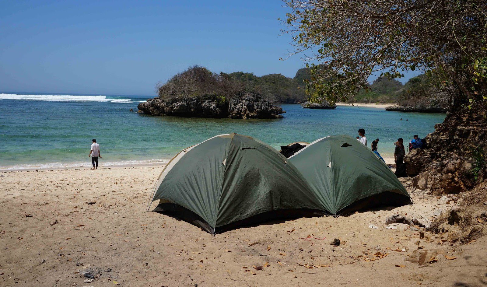 Pantai Tiga Warna