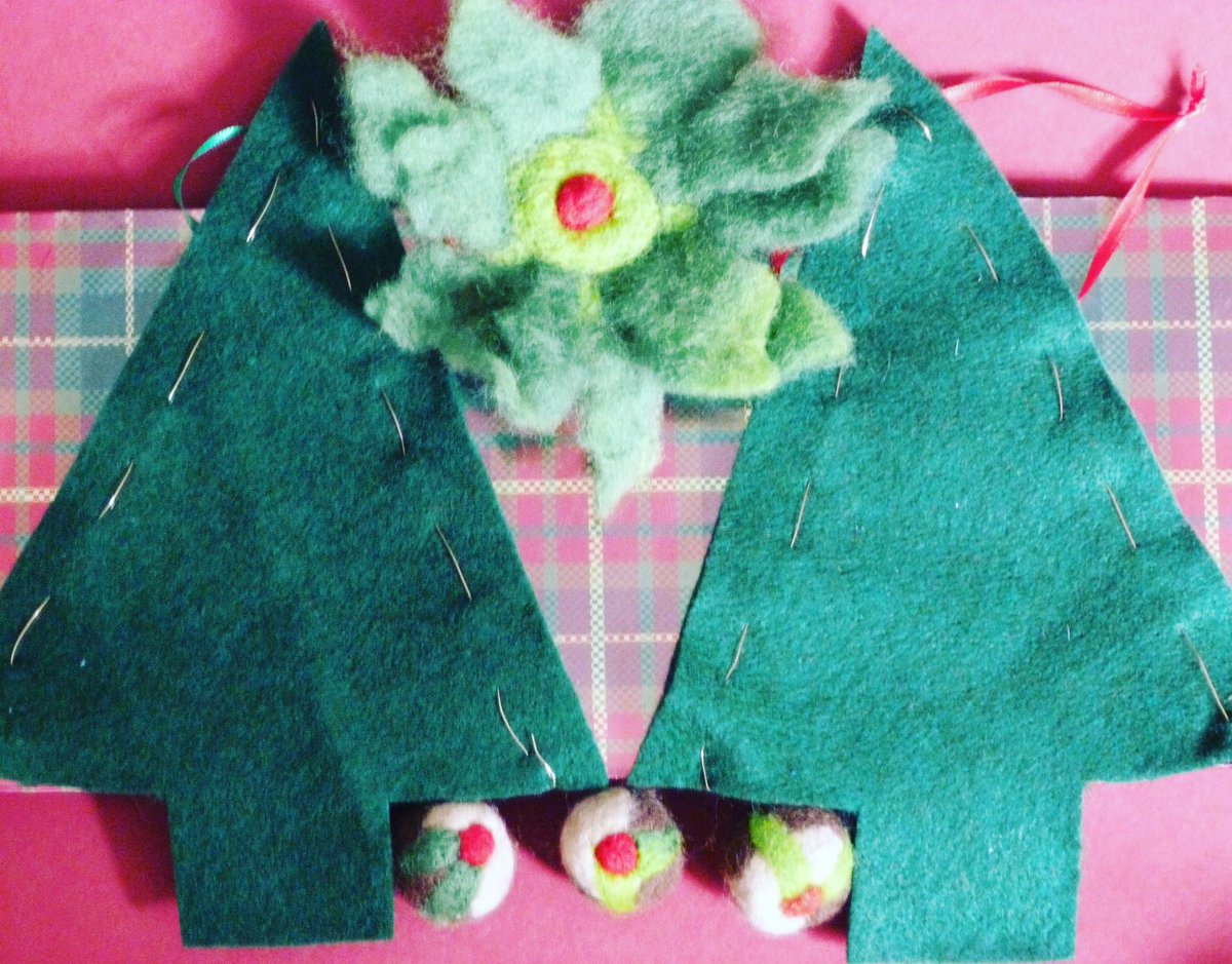 It's arty festive fun for the Under Five's this Friday. Join Suzie and the team and get making. Doors open at 10am #art #craft #fun