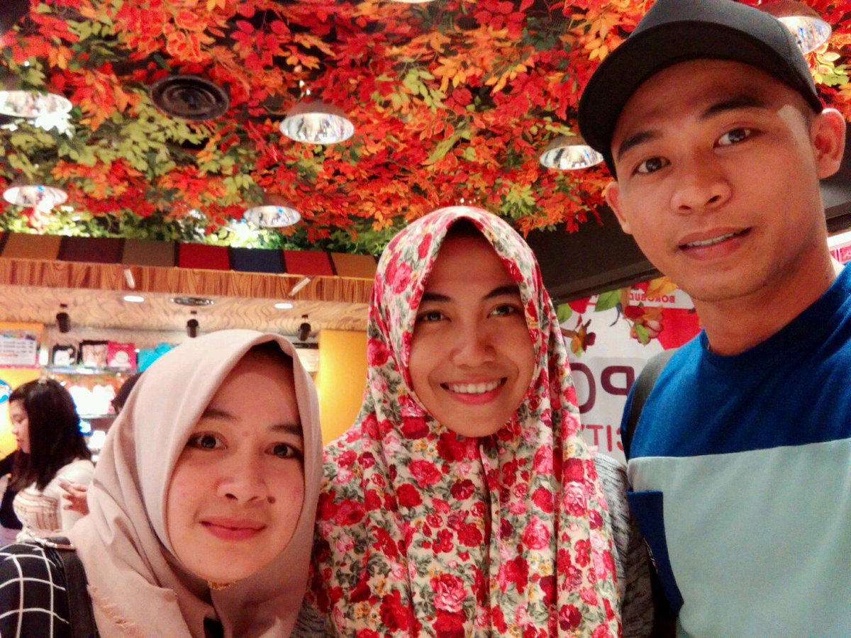 Maunya foto brdua, eh tdk taunya yg satu ngikut ngikutan foto bareng katanya 😄😂😂😘😘