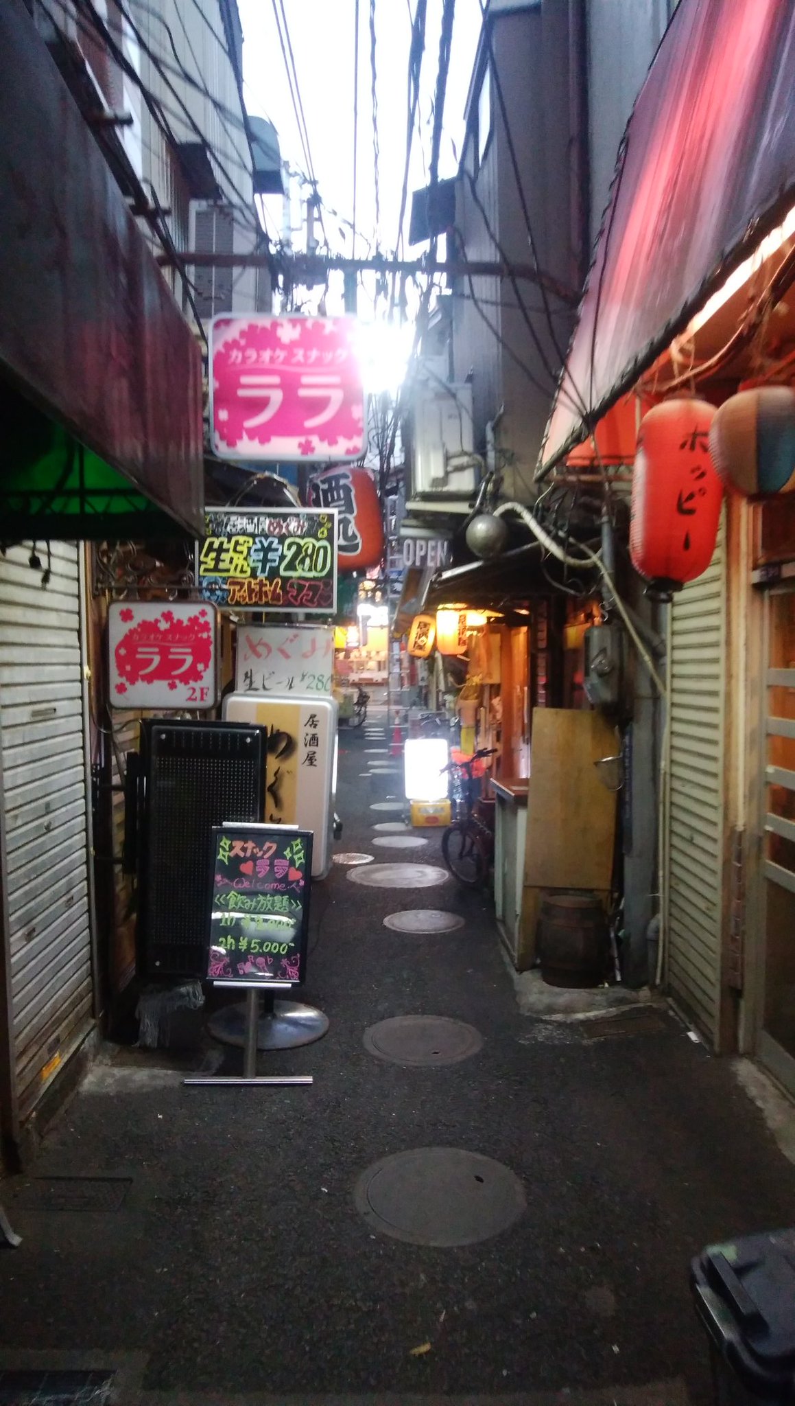 昭和レトロ香ばしい町並み Twitterissa 大井町駅横の飲み屋街にて