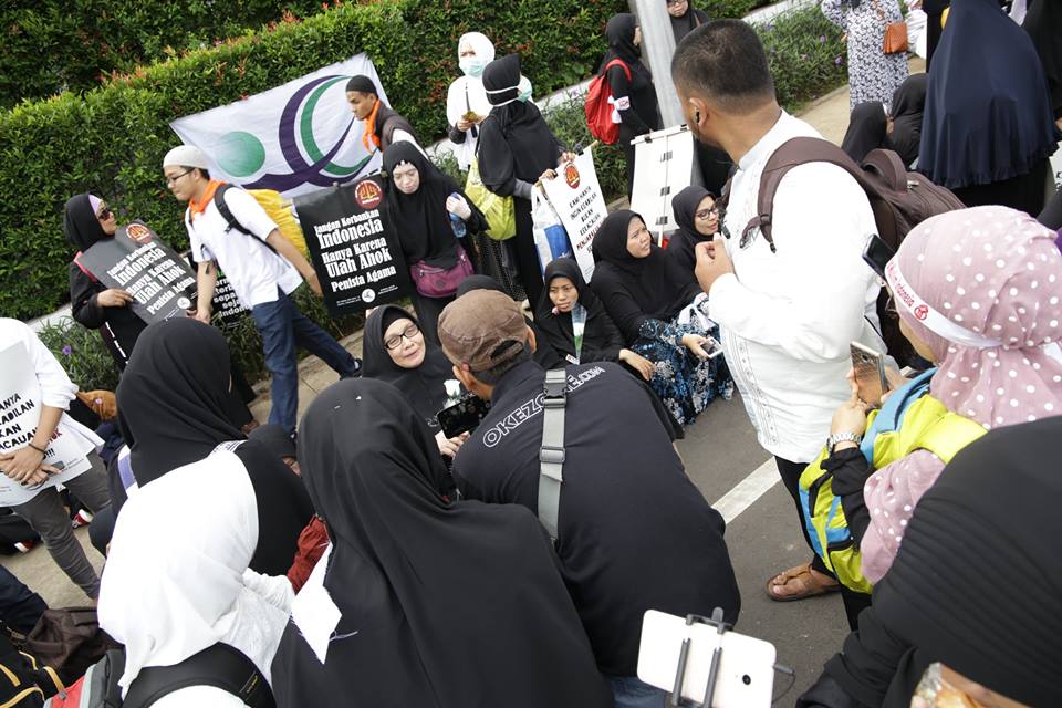 IRENA_CENTER's tweet photo. @ummi_irena ikut turun ke jalan saat aksi super damai 212 kemarin. Beliau turut membagikan 1500 tangkai mawar putih kepada jamaah. https://t.co/keGEZU3wUC