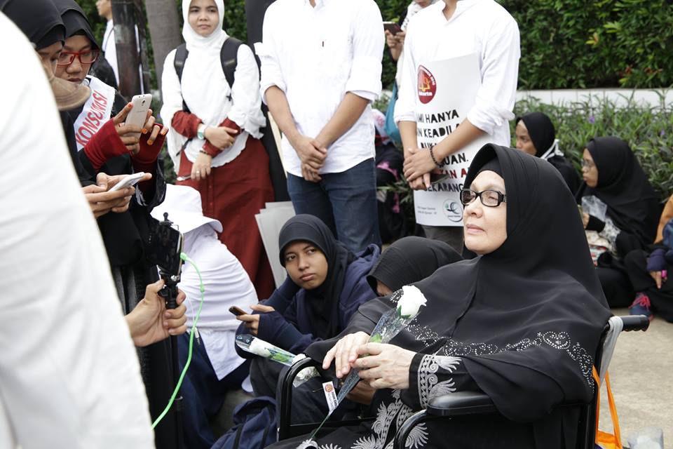 IRENA_CENTER's tweet photo. @ummi_irena ikut turun ke jalan saat aksi super damai 212 kemarin. Beliau turut membagikan 1500 tangkai mawar putih kepada jamaah. https://t.co/keGEZU3wUC