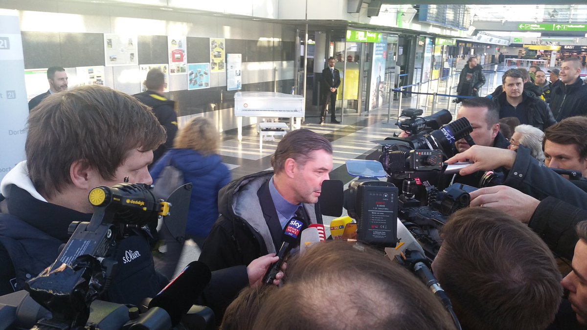 MaKeMedien's tweet photo. Geringfügiges Interesse der Medienvertreter vor dem Abflug des @BVB nach Madrid. 😉 #RMABVB  #BVB https://t.co/Q05QtVAmeo