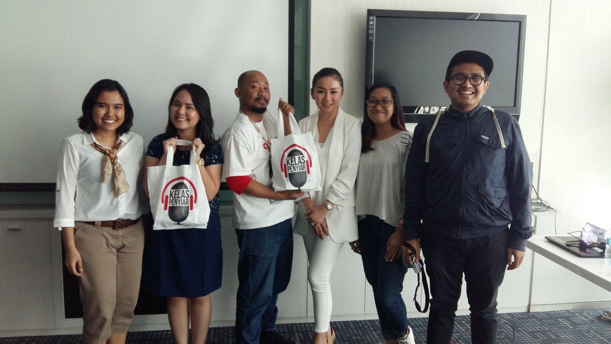 BroadcastingFes's tweet photo. Terimakasih juga @vidiodotcom untuk hadiah lomba dan workshopnya 🎉🎊 @kelaspenyiar_ID #BF2016 https://t.co/dcq1cc57Uf